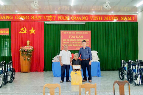 Toạ đàm chúc thọ, mừng thọ người cao tuổi và tặng quà xe lăn cho người khuyết tật nhân ngày quốc tế người cao tuổi 1/10/2024