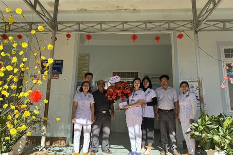 Lãnh đạo xã Đăk Tờ Kan thăm chúc mừng nhân ngày thầy thuốc Việt Nam