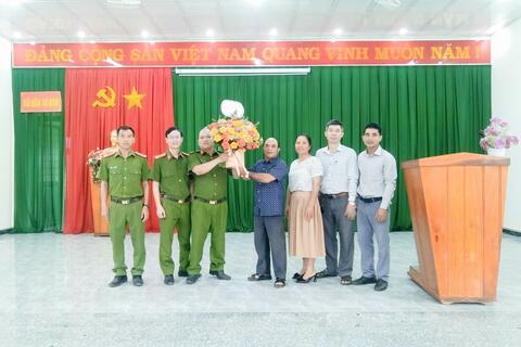 Lãnh đạo UBND xã thăm, chúc mừng kỷ niệm ngày truyền thống Công an Nhân dân